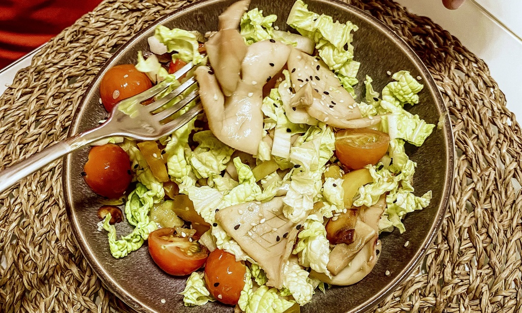 теплый салат с кальмаром и овощами.jpg